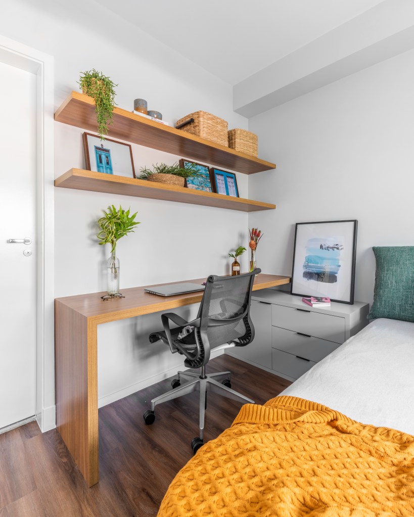 home-office-pequeno-projetos-quarto-sala-closet-studio-guadix-04 Home office pequeno com marcenaria planejada.