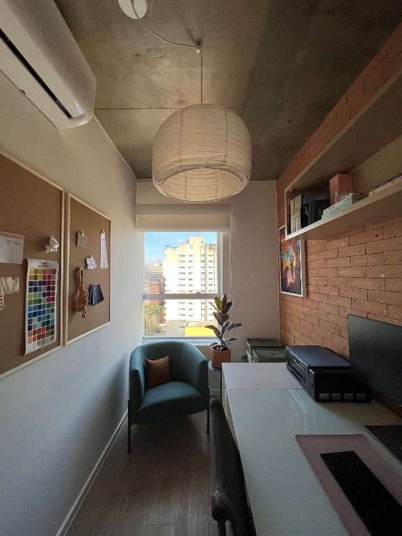 home-office-pequeno-projetos-quarto-sala-closet-studio-guadix-05 Home office pequeno com parede de tijolinhos.
