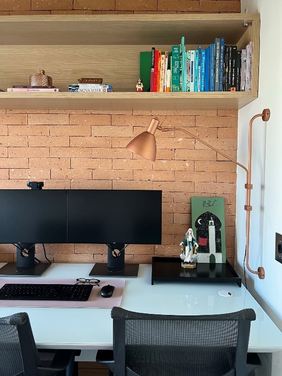 home-office-pequeno-projetos-quarto-sala-closet-studio-guadix-06 Home office pequeno com parede de tijolinhos.