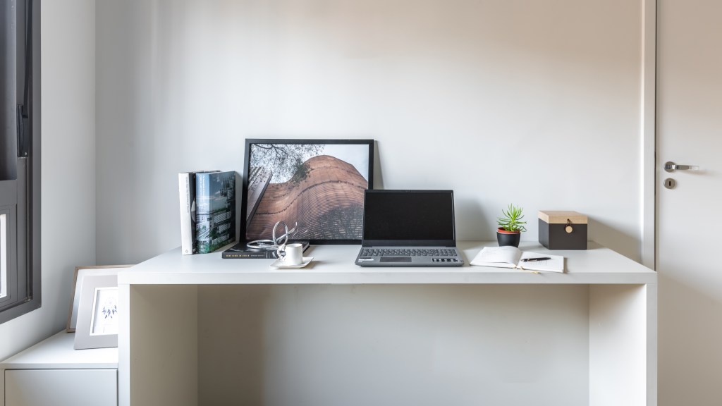 Home office com mesa de aparador branco