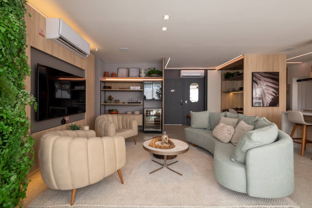 Materiais naturais, plantas e cloffice marcam este apê de 116 m²