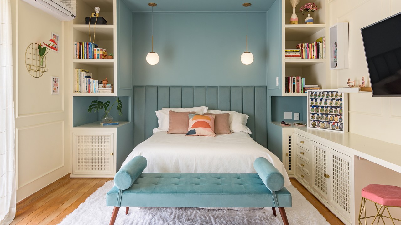 Quarto ar clássico pórtico de marcenaria boiseries Uneek Arquitetura tapete poltrona rosa azul quadro cama portico marcenaria