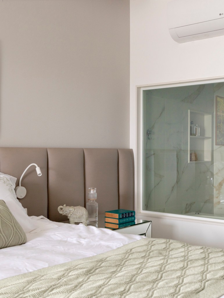 reforma-ape-270m-sala-intima-brinquedoteca-home-office-paula-muller-17-quarto Quarto com cama de casal e cabeceira acolchoada.