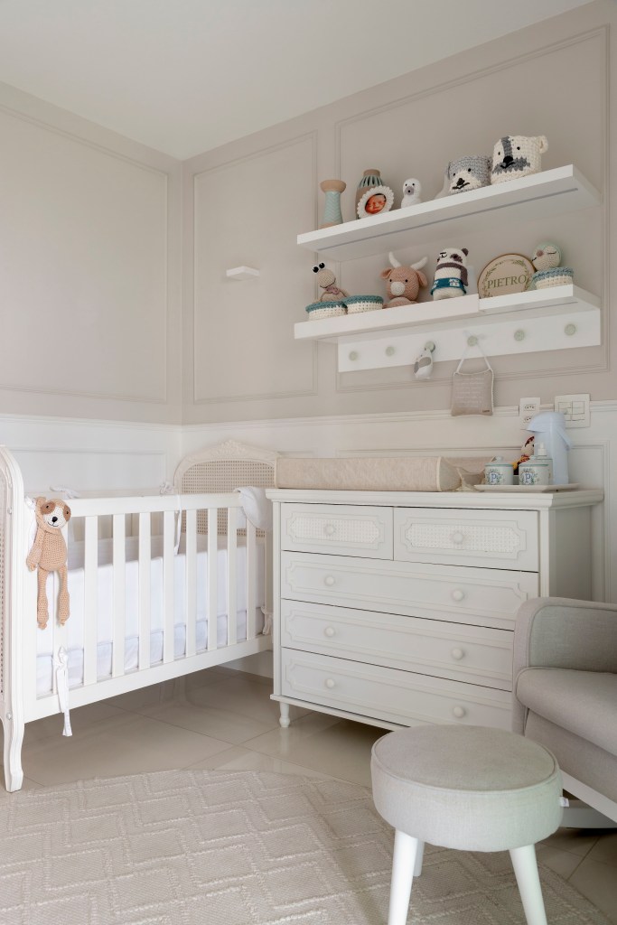 reforma-ape-270m-sala-intima-brinquedoteca-home-office-paula-muller-22-quarto-infantil Quarto infantil; quarto de bebê branco com berço e prateleira de brinquedos.