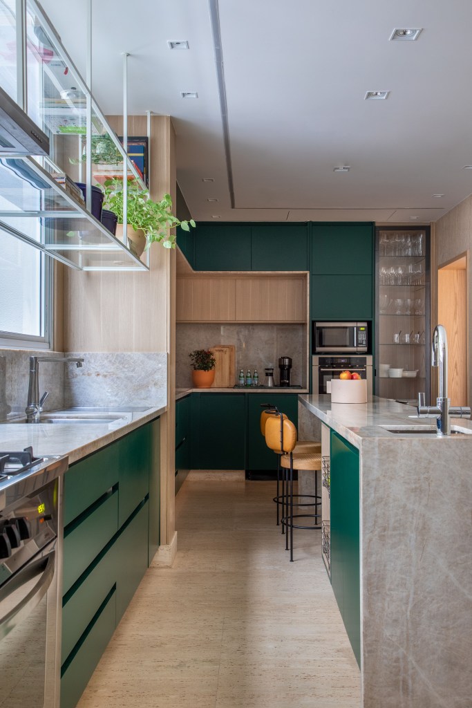 reforma-cria-coworking-sala-intima-ape-320m-up3-arquitetura-13-cozinha-verde Cozinha com ilha e marcenaria verde.