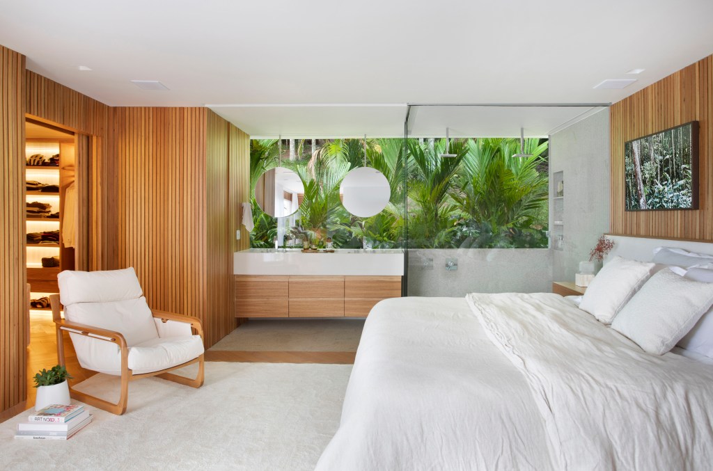 Suíte de 80m² com closet é refúgio com atmosfera de hotel 5 estrelas