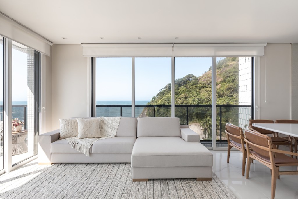 Visual clean e porcelanato com diversas texturas marcam cobertura de 220m²