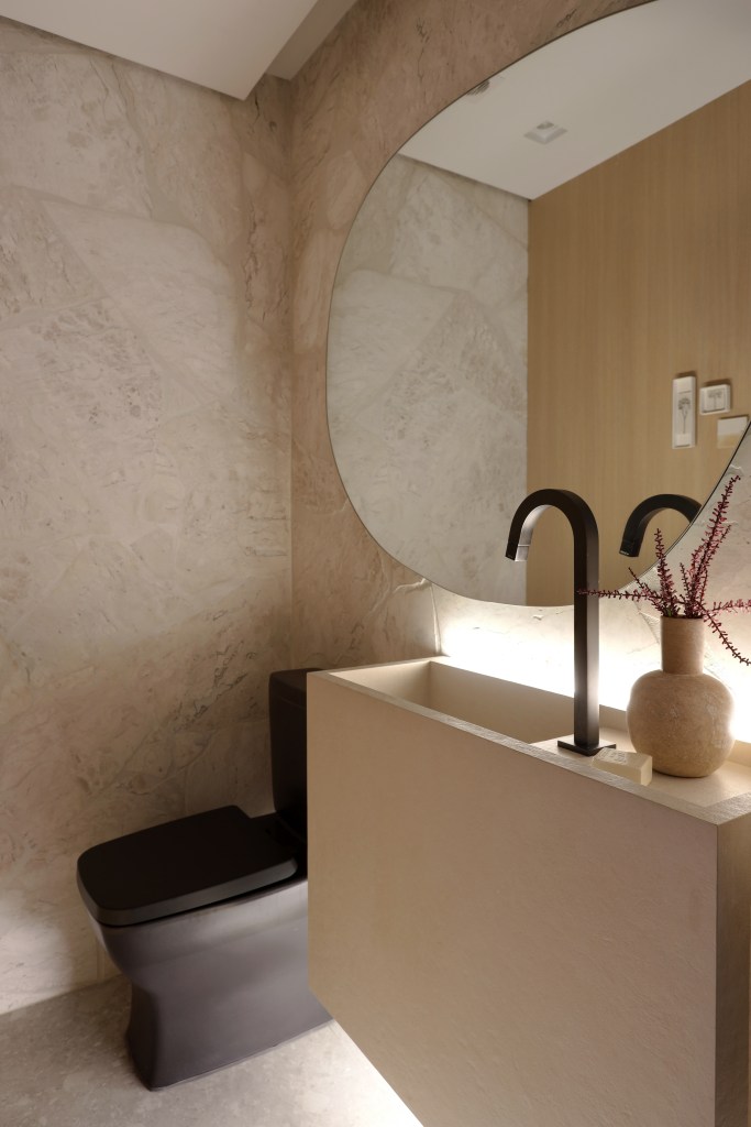 Wabi-sabi décor apartamento 126 m² Barbara Dundes decoração ape cores neutras banheiro lavabo espelho iluminação