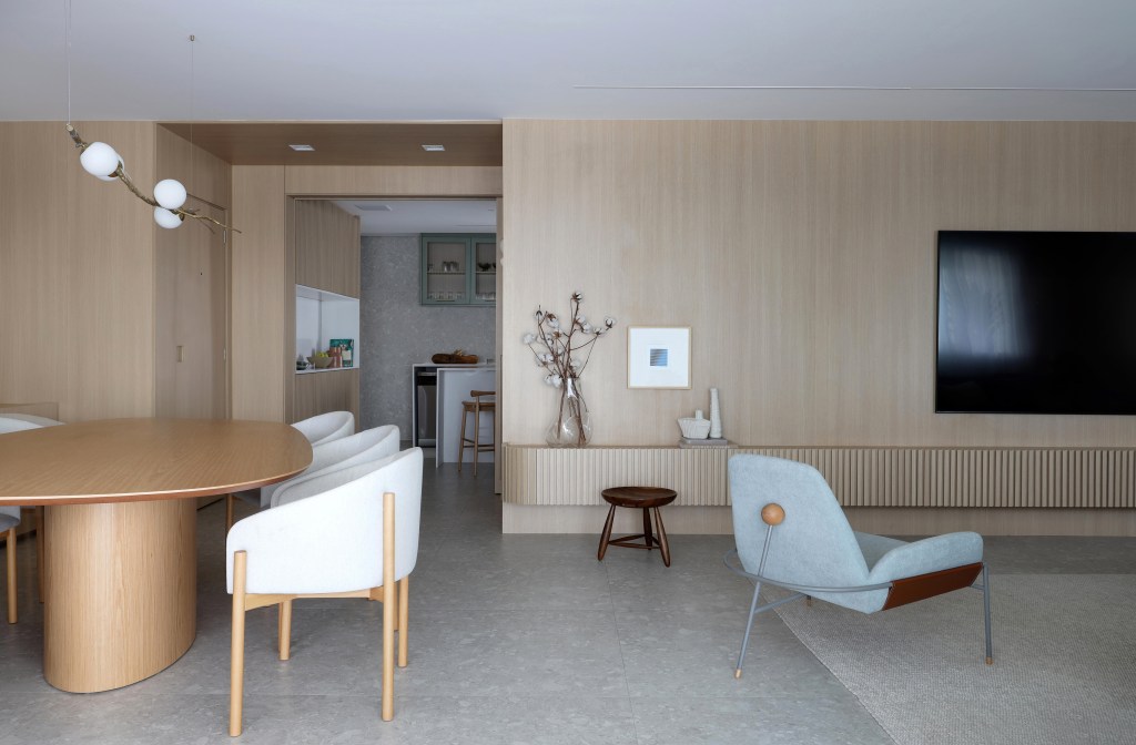 Wabi-sabi décor apartamento 126 m² Barbara Dundes decoração ape cores neutras sala estar quadro poltrona madeira banco tv jantar mesa