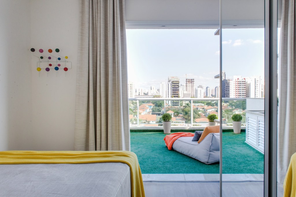 apartamento-garden-44-m2-varanda-grama-sintetica-inovando-arquitetura-credito-estudio-pulpo (2) Apartamento garden 44 m2 varanda com grama sintética Inovando Arquitetura decoracao varanda pufe quarto espelho