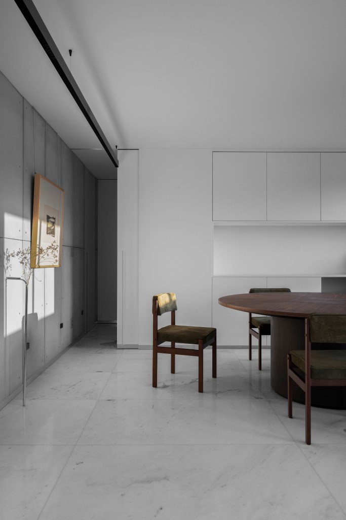 Sala de jantar cinza minimalista com mesa de madeira