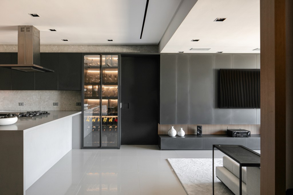ape-275m-revestimentos-ceramicos-grandes-formatos-archilab-25 Sala de jantar integrada com cozinha, piso de porcelanato laqueado e marcenaria escura,