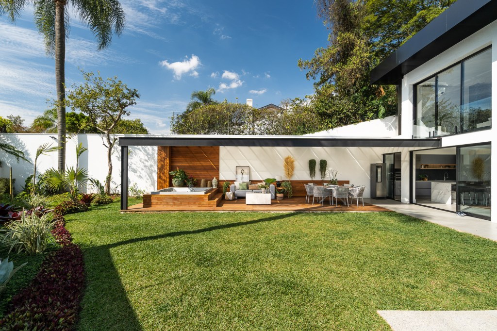 area-gourmet-integrada-jardim-possui-jacuzzi-pergolado-lareira-debora-ciarcia-credito-flavio-dias-area-gourmet (4) Área gourmet jardim jacuzzi pergolado lareira Debora Ciarcia arquitetura cozinha varanda madeira deck paisagismo