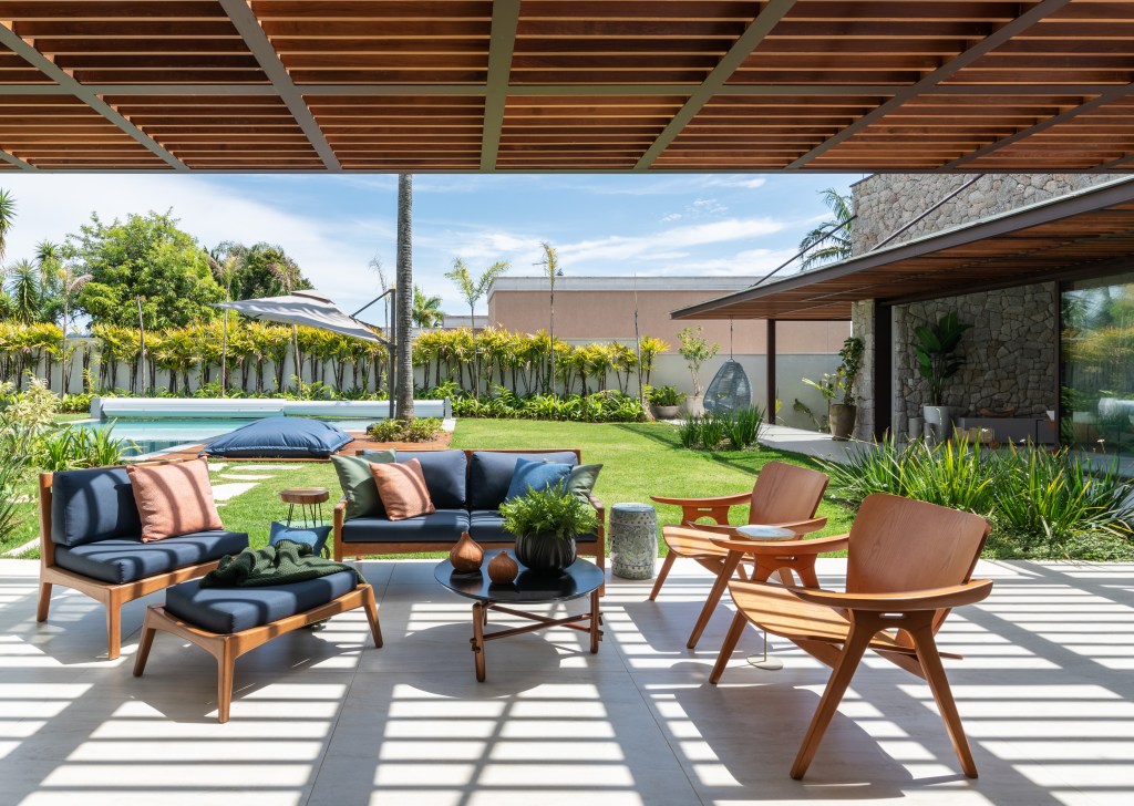 brises-fachada-jogo-sombras-casa-690-m2-gourmet(75) Brises fachada jogo sombras casa de 690 m2 C2H.a Arquitetura fachada jardim paisagismo pedra fachada varanda
