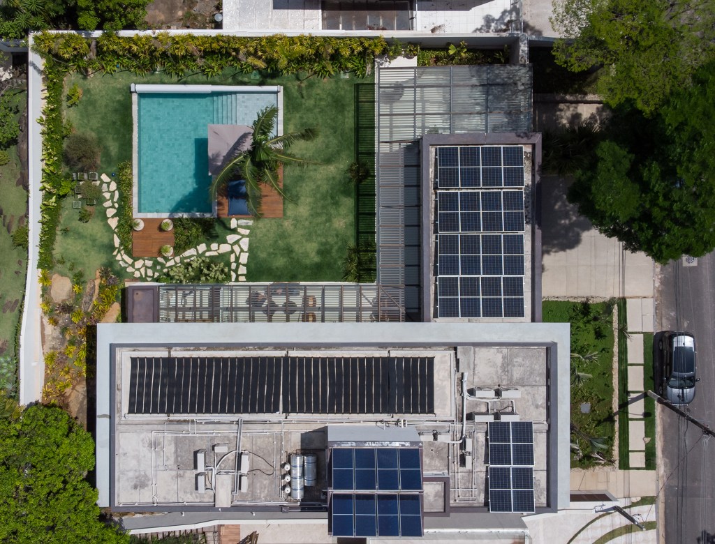 brises-fachada-jogo-sombras-casa-690-m2-piscina(18) Brises fachada jogo sombras casa de 690 m2 C2H.a Arquitetura fachada jardim paisagismo piscina vista aerea