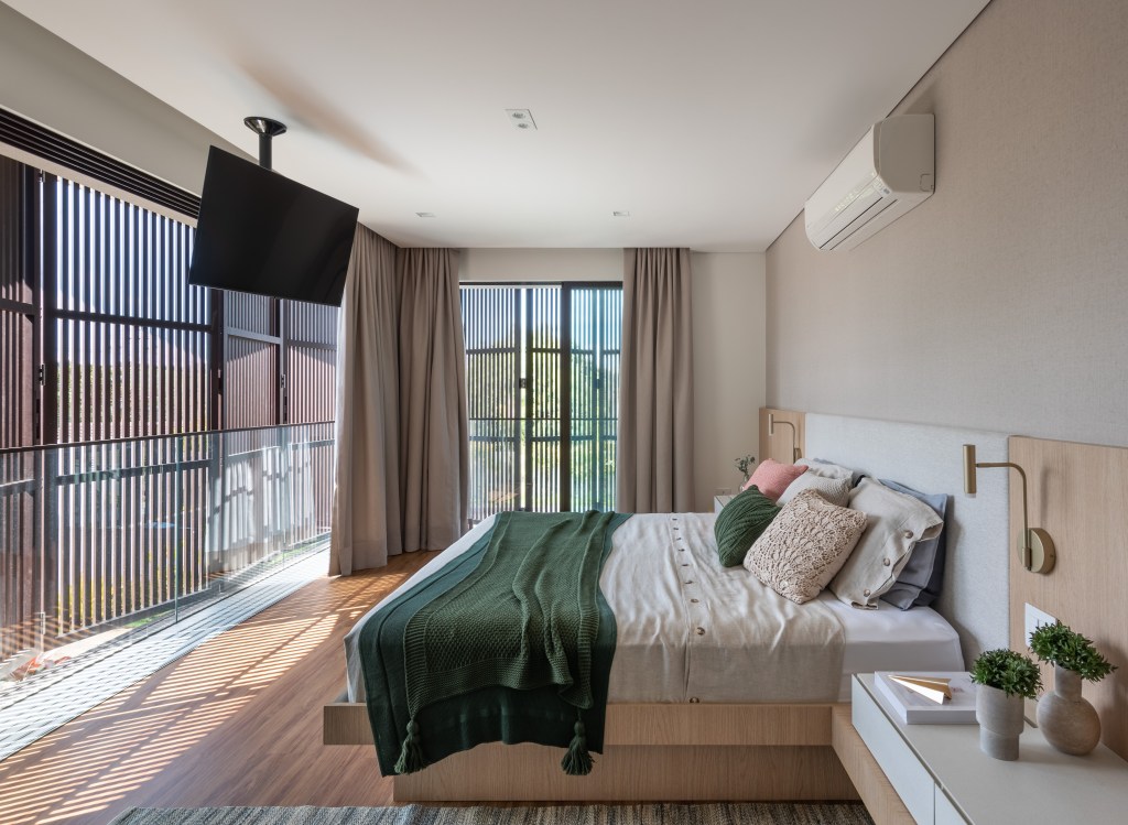 brises-fachada-jogo-sombras-casa-690-m2-quarto(123) Brises fachada jogo sombras casa de 690 m2 C2H.a Arquitetura quarto cama jardim suite tv