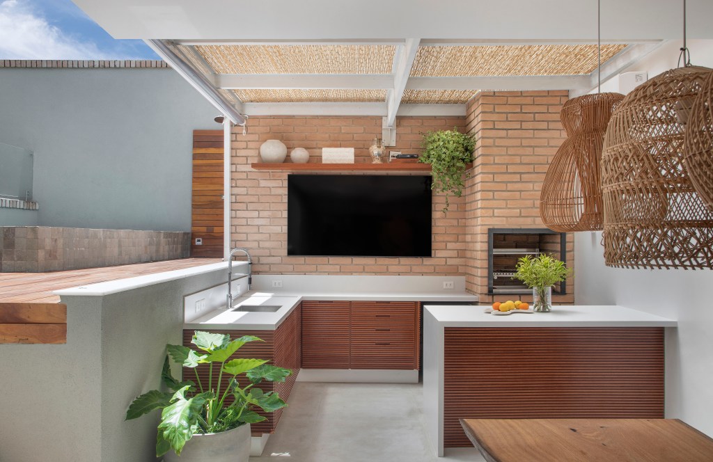 Casa de 455m² ganha área gourmet ampla com churrasqueira e forno de pizza