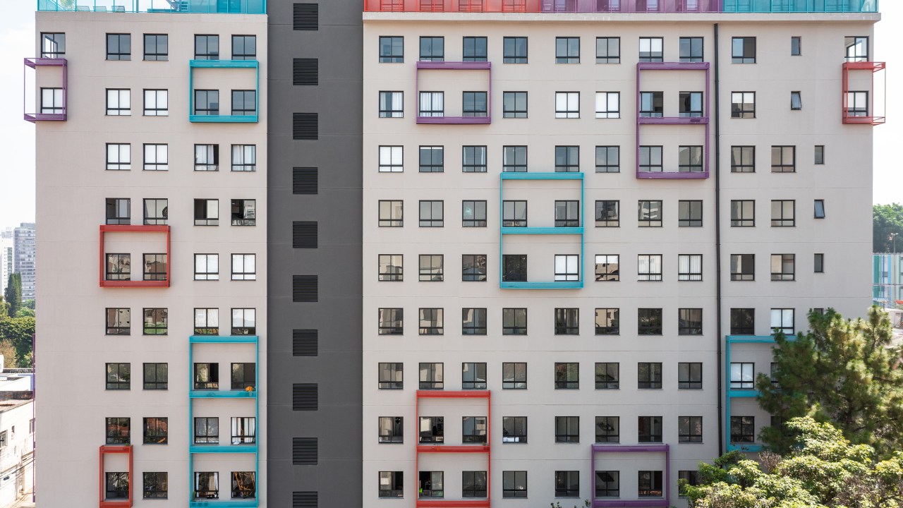 Prédio uso misto elementos metálicos coloridos cobogós fachada Ilha Arquitetura urbanismo são paulo arquitetura