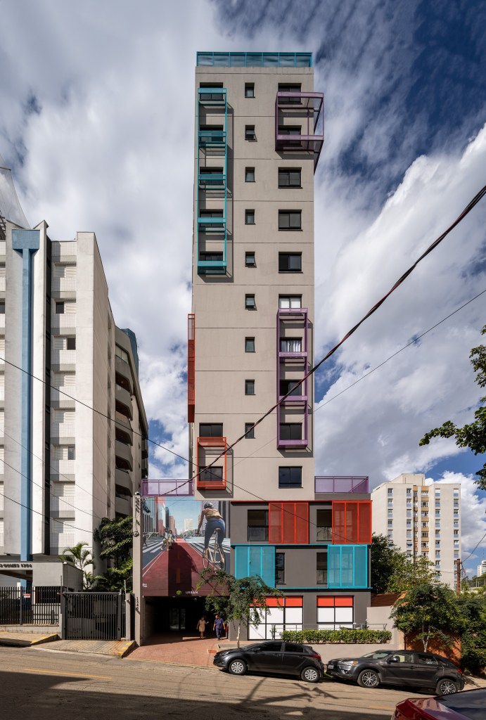 edificio-uso-misto-elementos-metalicos-coloridos-cobogos-fachada-ilha-arquitetura-credito-manuel-sa (21) Prédio uso misto elementos metálicos coloridos cobogós fachada Ilha Arquitetura urbanismo são paulo arquitetura