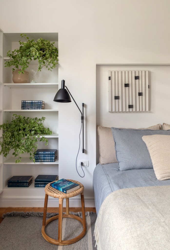 ladrilhos-moveis-madeira-toque-retro-ape-145m-casa-ninho-estudio-16-quarto-plantas Quarto com estante branca com plantas e parede revestida de lambris.