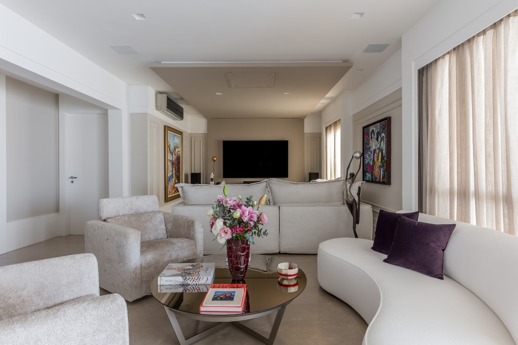 Móveis curvos e boiseries trazem elegância para apê de 230m²