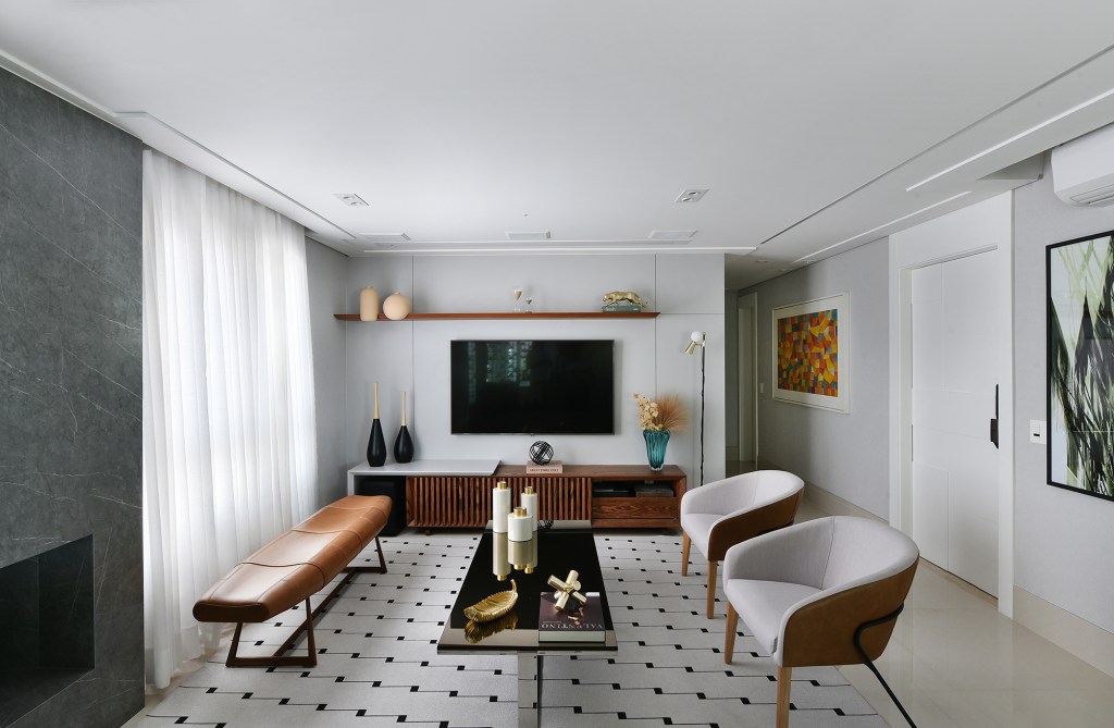 Apartamento tem adega para 300 garrafas, lareira e chopeira na área social