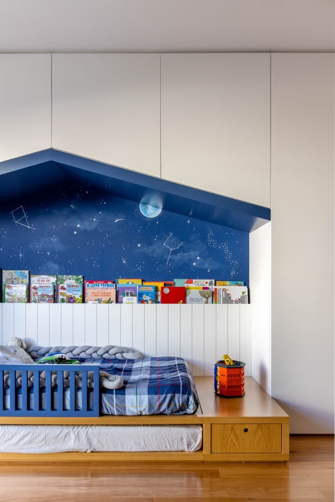 ape-430m-muxarabis-cozinha-com-ilha-jardim-vertical-joaquim-meyer-04 Quarto infantil com nicho em formato de casinha e cama baixa.