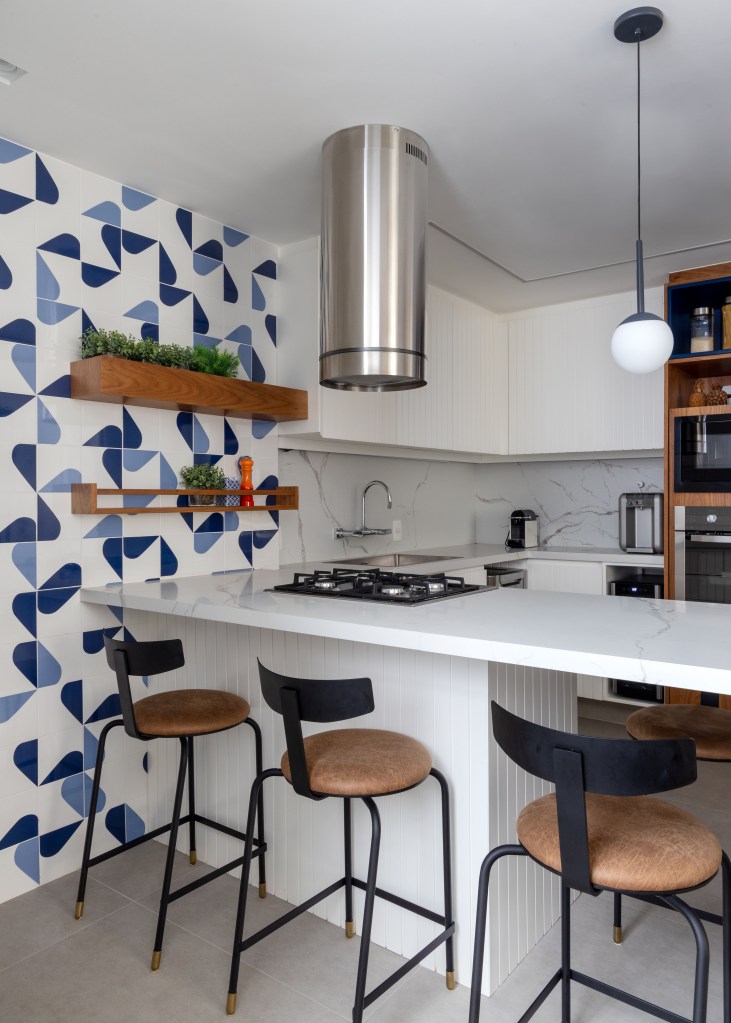 ape-90m-cozinha-com-azulejos-azuis-studio021arquitetura-08 Cozinha integrada com marcenaria branca, bancada branca e parede de azulejos azuis.
