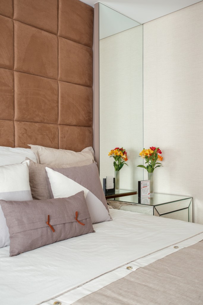 como-escolher-um-bom-colchao-dantas-e-passos-arquitetura-03 Quarto com cama de casal e cabeceira acolchoada de couro marrom.