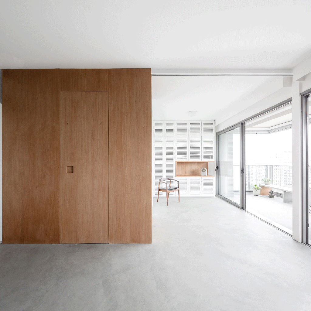 movel-usado-sofa-cama-chaise-setoriza-ape-64-m2-vaga-arquitetura-manuel-sa (2) Móvel que pode ser usado como sofá, cama ou chaise setoriza apê de 64 m². Projeto VAGA Arquitetura. Na foto, porta camarao que divide sala do quarto.