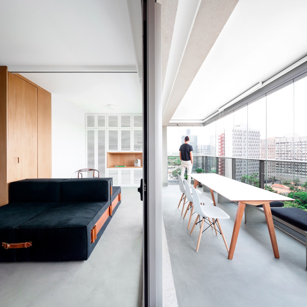 Móvel que pode ser usado como sofá, cama ou chaise setoriza apê de 64 m²