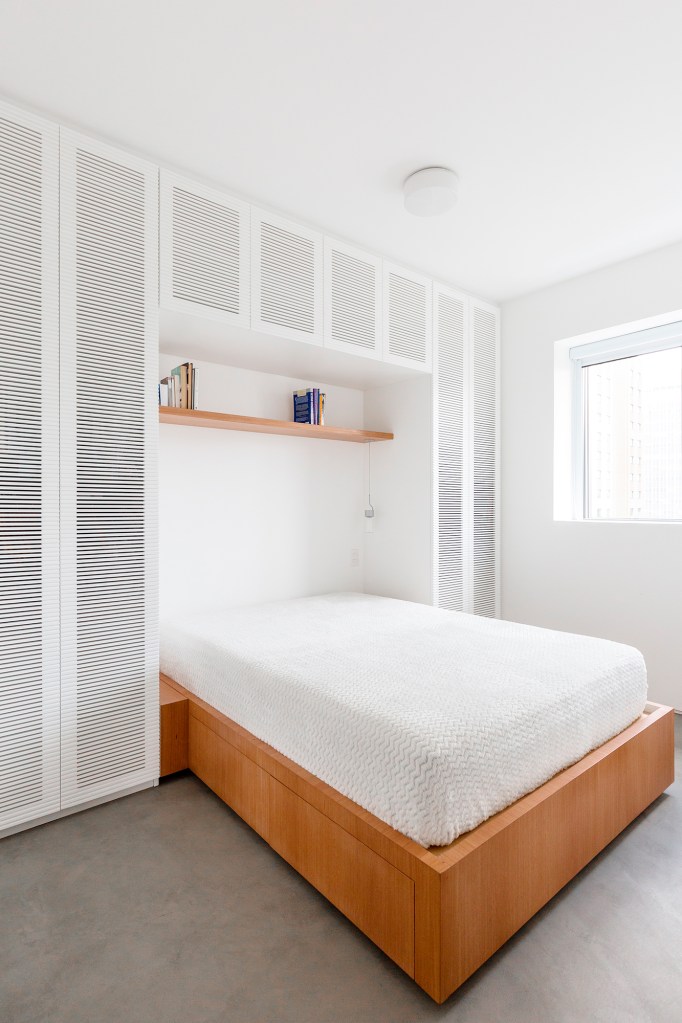 movel-usado-sofa-cama-chaise-setoriza-ape-64-m2-vaga-arquitetura-manuel-sa (8) Móvel que pode ser usado como sofá, cama ou chaise setoriza apê de 64 m². Projeto VAGA Arquitetura. Na foto, quarto com armarios ripados.