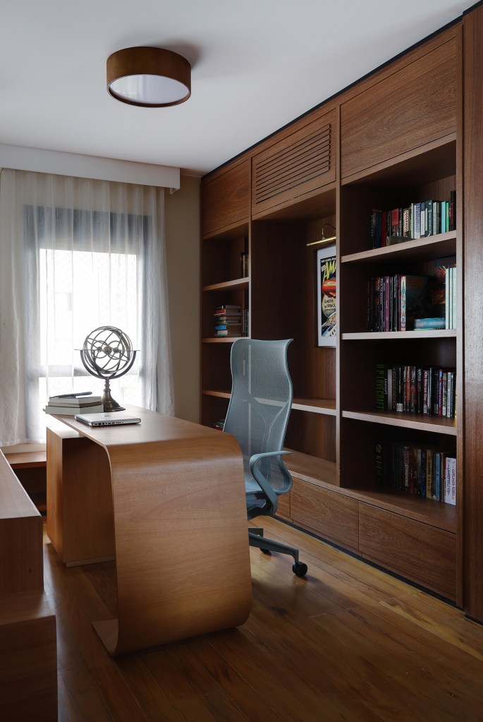 pecas-retros-decor-futurista-apartamento-90-m2-trees-arquitetura-credito-marco-antonio-(7) Peças retrôs e décor futurista se encontram no apartamento de 90 m². Projeto Trees Arquitetura. Na foto, home office com móveis de madeira.