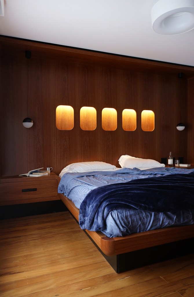 pecas-retros-decor-futurista-apartamento-90-m2-trees-arquitetura-credito-marco-antonio-(8) Peças retrôs e décor futurista se encontram no apartamento de 90 m². Projeto Trees Arquitetura. Na foto, quarto com parede de madeira e luminárias que parecem janelas.