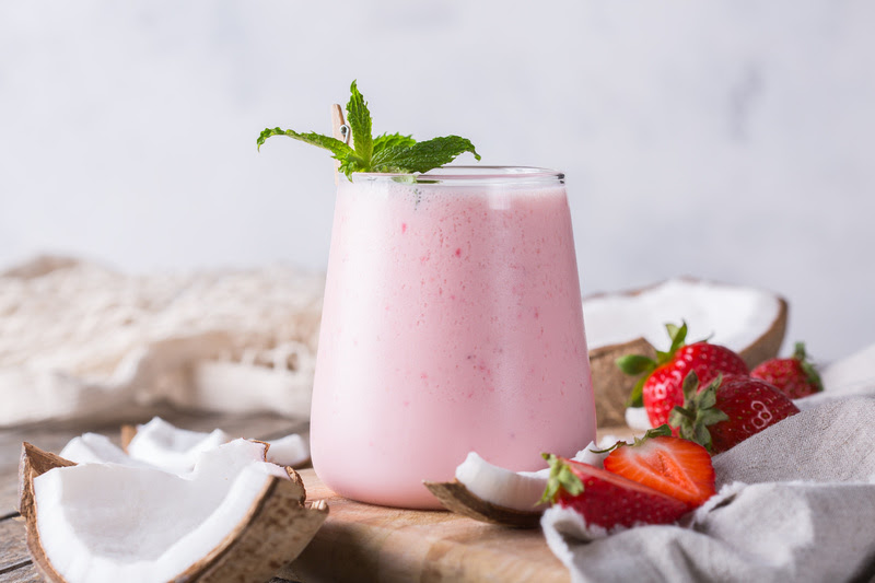 Copo com creme de morango e coco.