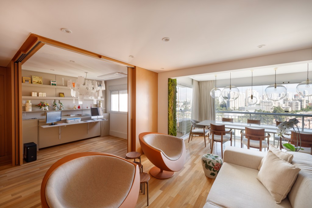 Apê de 110m² tem home office na sala que também é quarto de hóspedes