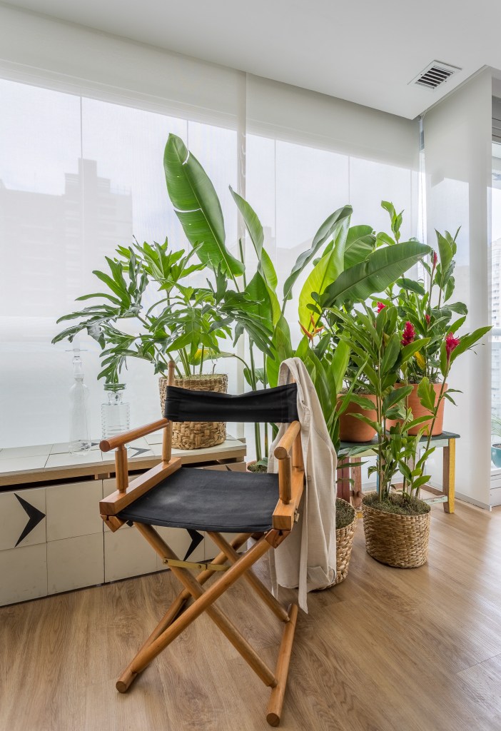 ape-45m-quarto-teto-verde-acesso-varanda-mao2-arquitetura-13-varanda-plantas Varanda com banco de azulejos, cadeira e plantas.