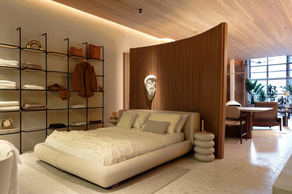 casa-82-m2-projeto-inspirado-carlos-drummond-de-andrade-barbara-dundes-casacor-sp-credito-marco-antonio (3) Casa de 82 m² tem projeto inspirado em Carlos Drummond de Andrade. Projeto de Bárbara Dundes. Na foto, quarto com cabeceira curva e cama estofada.