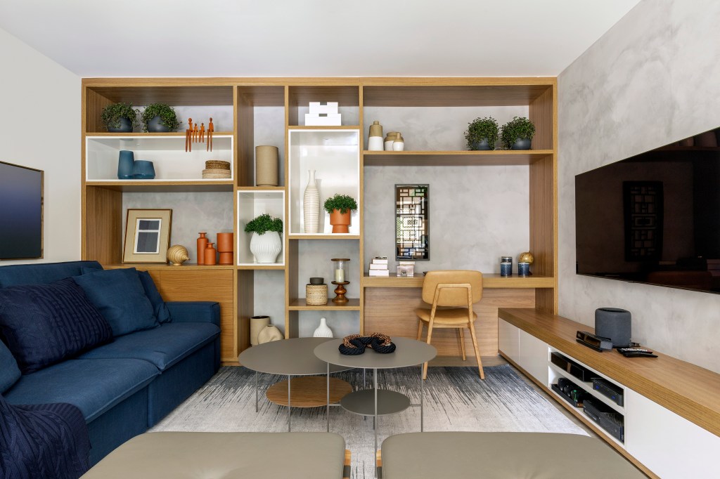 Casa de 89m² tem cantinho de bar, estar integrado e estante com nichos