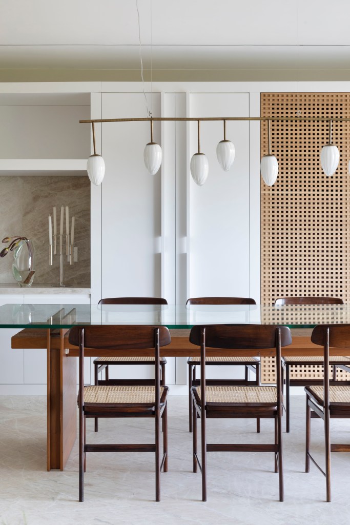 muxarabis-emolduram-paisagem-ape-400m-area-gourmet-roberta-deviaste-19-jantar Sala de jantar com mesa de madeira, cadeiras com treliças e painel de muxarabo
