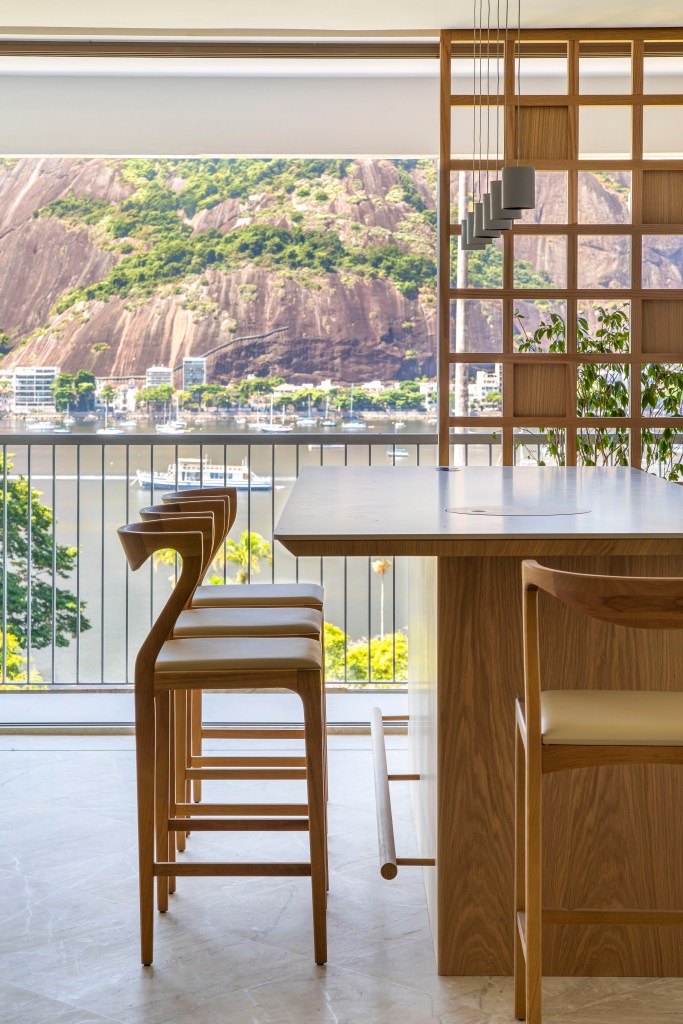 Sala de jantar com mesa de madeira.