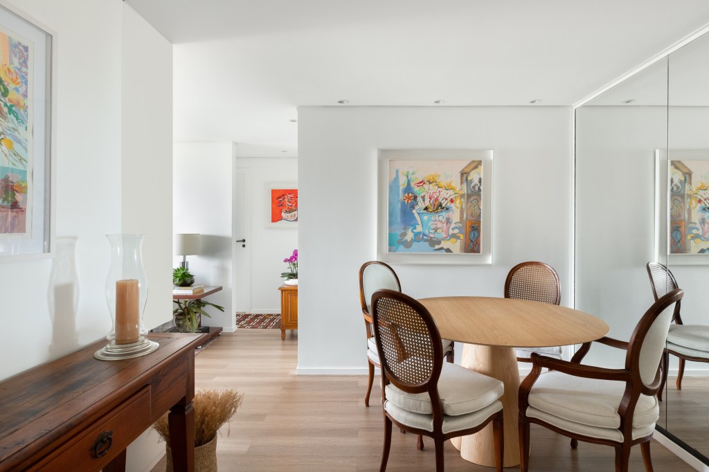 Tons off White e mix de peças novas e antigas dão charme à apê de 80m²