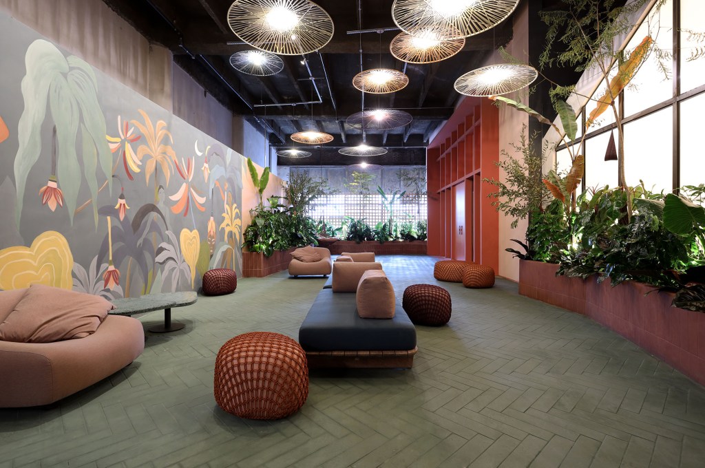 Praça urbana resgata a arte dos encontros na CASACOR São Paulo