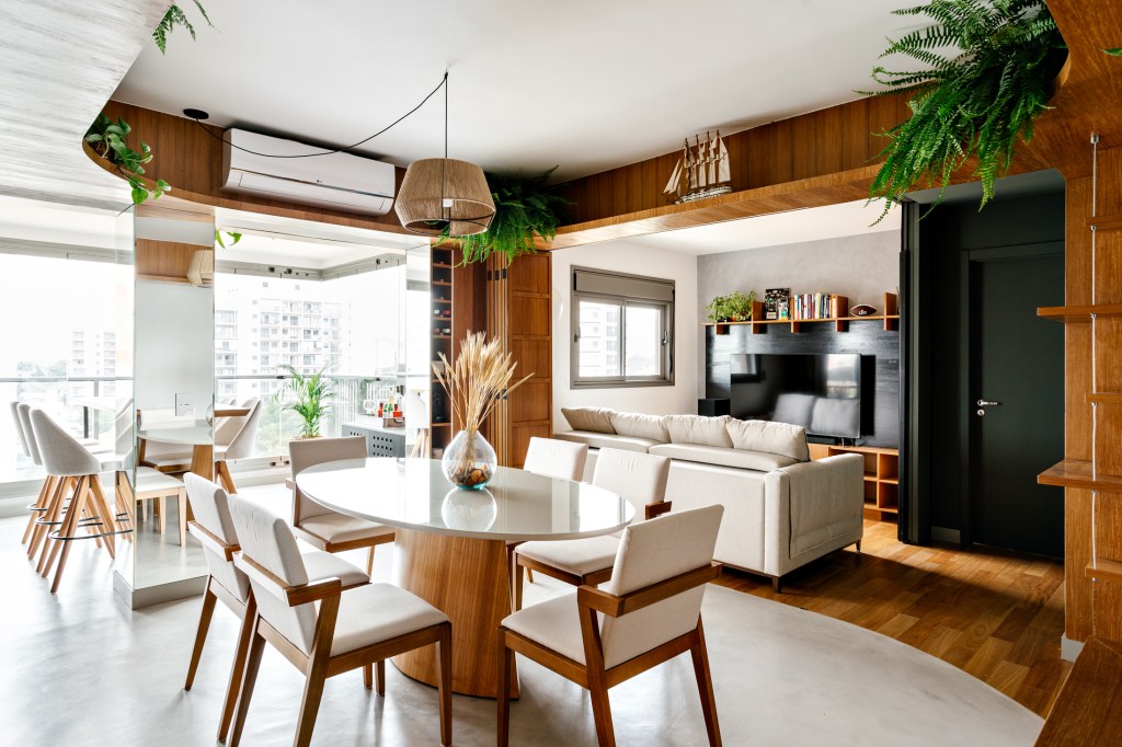 Quarto em apê de 56m² se transforma em sala de tv com painéis deslizantes