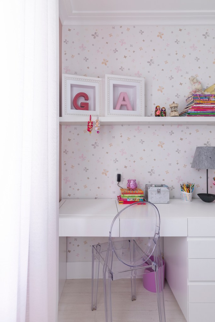 solucoes-camufladas-estilo-decor-carina-dal-fabbro-03 Quarto infantil com penteadeira branca que funciona como bancada de estudos.