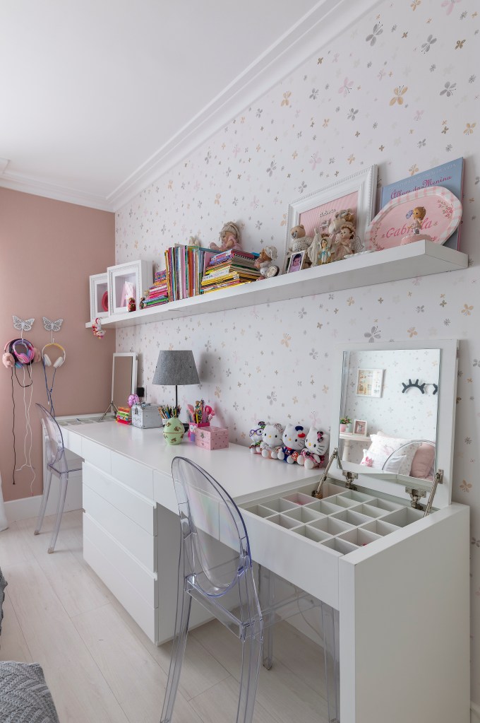 solucoes-camufladas-estilo-decor-carina-dal-fabbro-04 Quarto infantil com penteadeira branca que funciona como bancada de estudos.