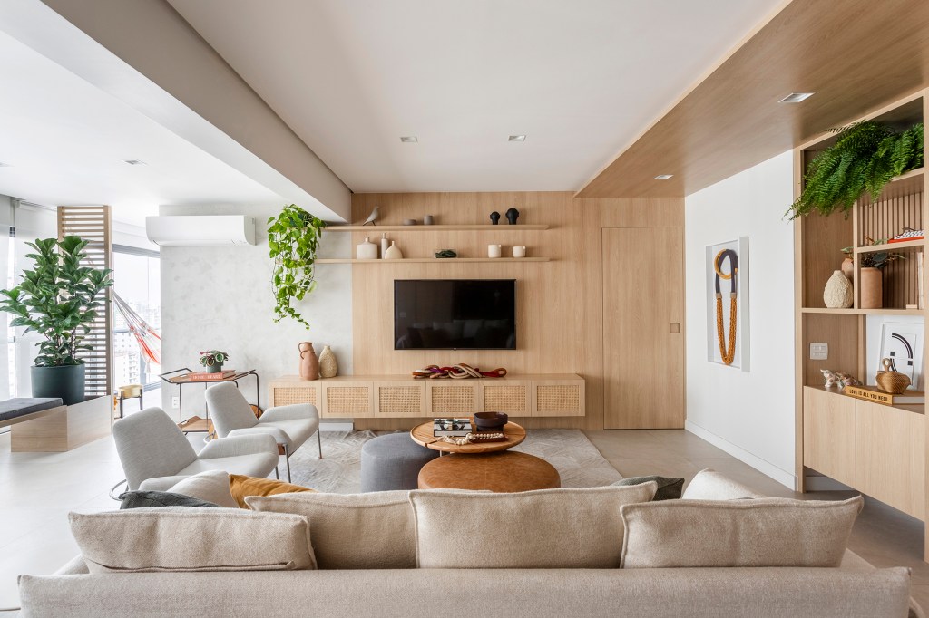 Apartamento ganha canto zen com rede de balanço e chão de pedriscos