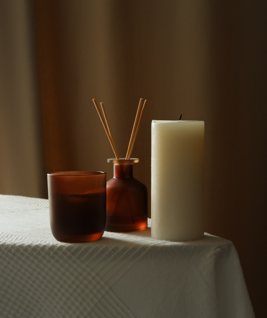 aromaterapia-fragrancias-para-cada-comodo-mary-skrynnikova-unsplash Mesa com aromatizador e vela aromática