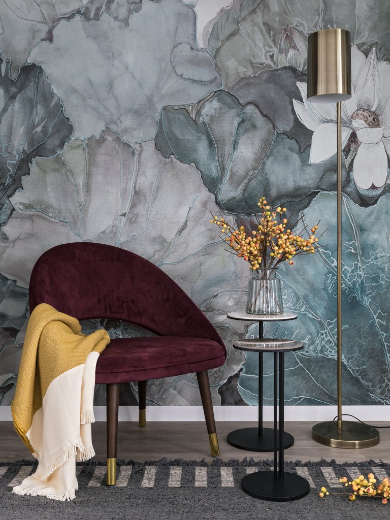 backsplash-armazenamento-oculto-ape-78m-epstein-09-poltrona Quarto com parede com painel floral azulado, poltrona vinho e mesa lateral.