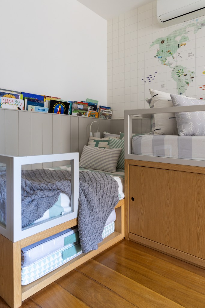 Projeto de Manuela Santos. Na foto, quarto infantil com cama em marcenaria